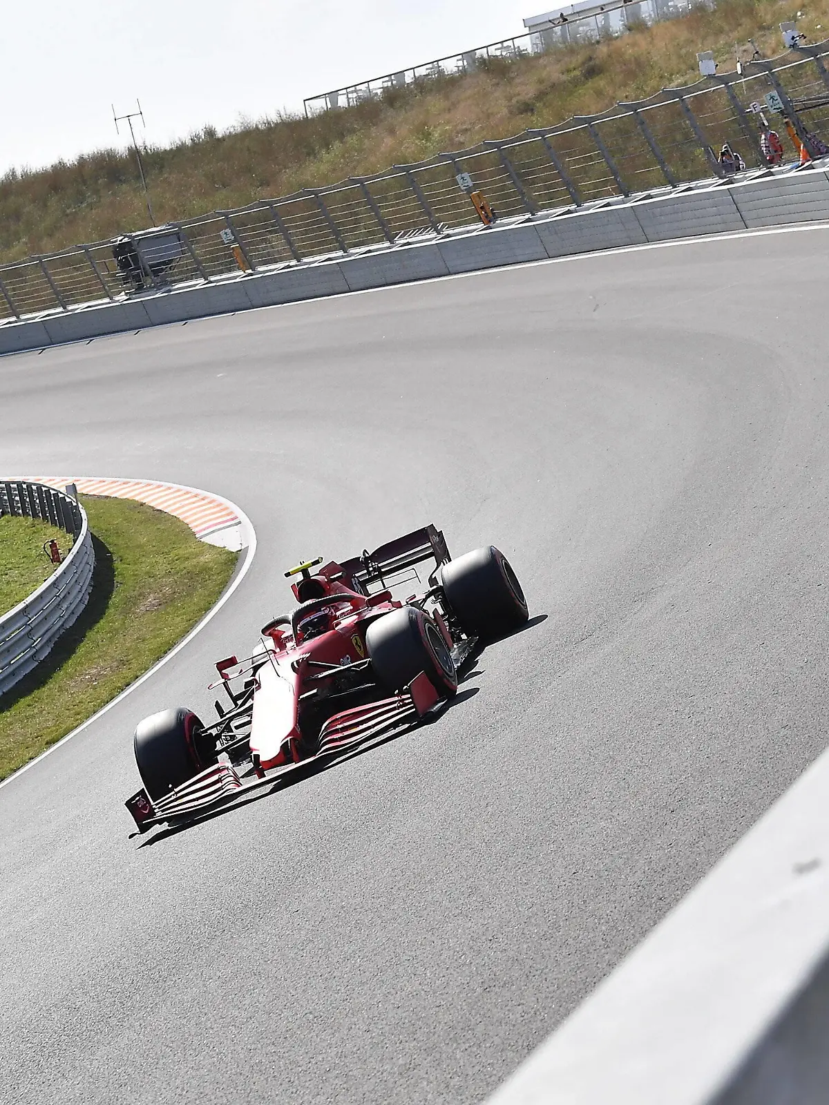 03.09.2021, Zandvoort, Neederlande, Rennstrecke im Park Zandvoort, Formel 1 - Grosser Preis der Niederlande 2021, Carlos Sainz Jr. ESP 55, Scuderia Ferrari Mission Winnow durchfährt die neue Steilkurve in Zandvoort. Foto EU-Images Zandvoort Rennstrecke im Park Zandvoort Neederlande *** 03 09 2021, Zandvoort, Neederlande, Race Track in Park Zandvoort, Formula 1 Dutch Grand Prix 2021, Carlos Sainz Jr ESP 55 , Scuderia Ferrari Mission Winnow drives through the new steep curve in Zandvoort Photo EU Images Zandvoort Race Track in Park Zandvoort Neederlande. PUBLICATIONxINxGERxSUIxAUTxONLY eu-images-506 