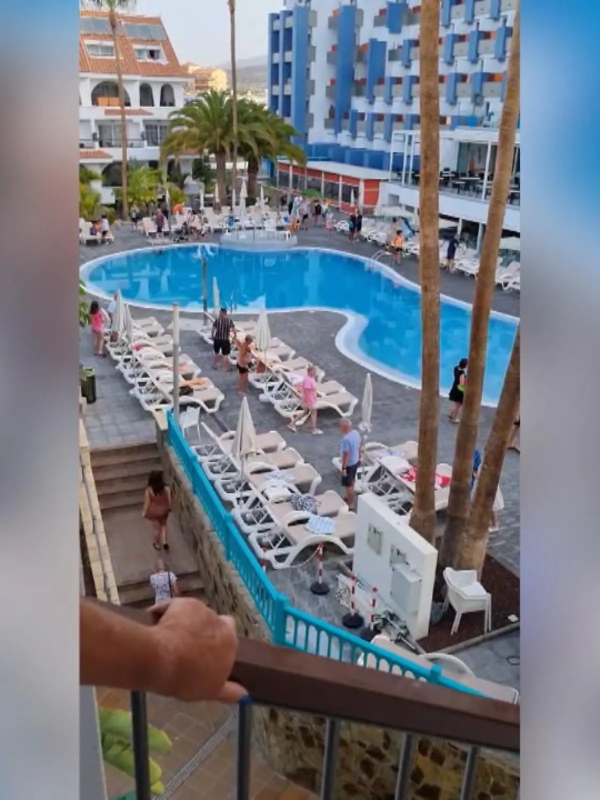 Es ist das allmorgendliche Wettrennen, ein Ritual der Urlaubsgäste, das seit Jahrzehnten zu beobachten ist – so auch zu sehen, in einem Hotel auf Teneriffa. Die Sonne wirft ihre ersten Strahlen auf das Ressort und die Menschen ihre Handtücher auf die Liegen. Rennend versuchen die Hotelgäste sich sogar die besten Plätze zu sichern, sehr zum Spott vieler anderer. Denn dieser Clip wurde in den Sozialen Netzwerken hochgeladen, über dieses absurde Handtuch-Wettrennen lachten Millionen Menschen auf der Welt. Wir zeigen die Aufnahmen im Video.