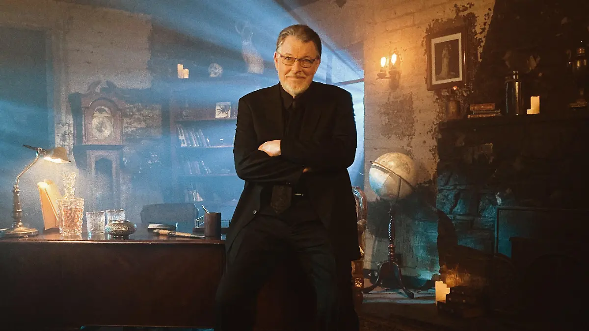 HANDOUT - 07.07.2022, USA, ---: Jonathan Frakes, US-Schauspieler, steht in der Kulisse von «X-Factor · Das Unfassbare» (undatiert). In den USA werden neue Folgen des Gruselklassikers «X-Factor · Das Unfassbare» gedreht, Auftraggeber ist RTLzwei. (zu dpa "90er-Jahre-Serie «X-Factor» kommt mit neuen Folgen zurück") Foto: Ara Soudjian/RTLzwei/dpa - ACHTUNG: Nur zur redaktionellen Verwendung im Zusammenhang mit einer Berichterstattung über die Sendung und nur mit vollständiger Nennung des vorstehenden Credits +++ dpa-Bildfunk +++