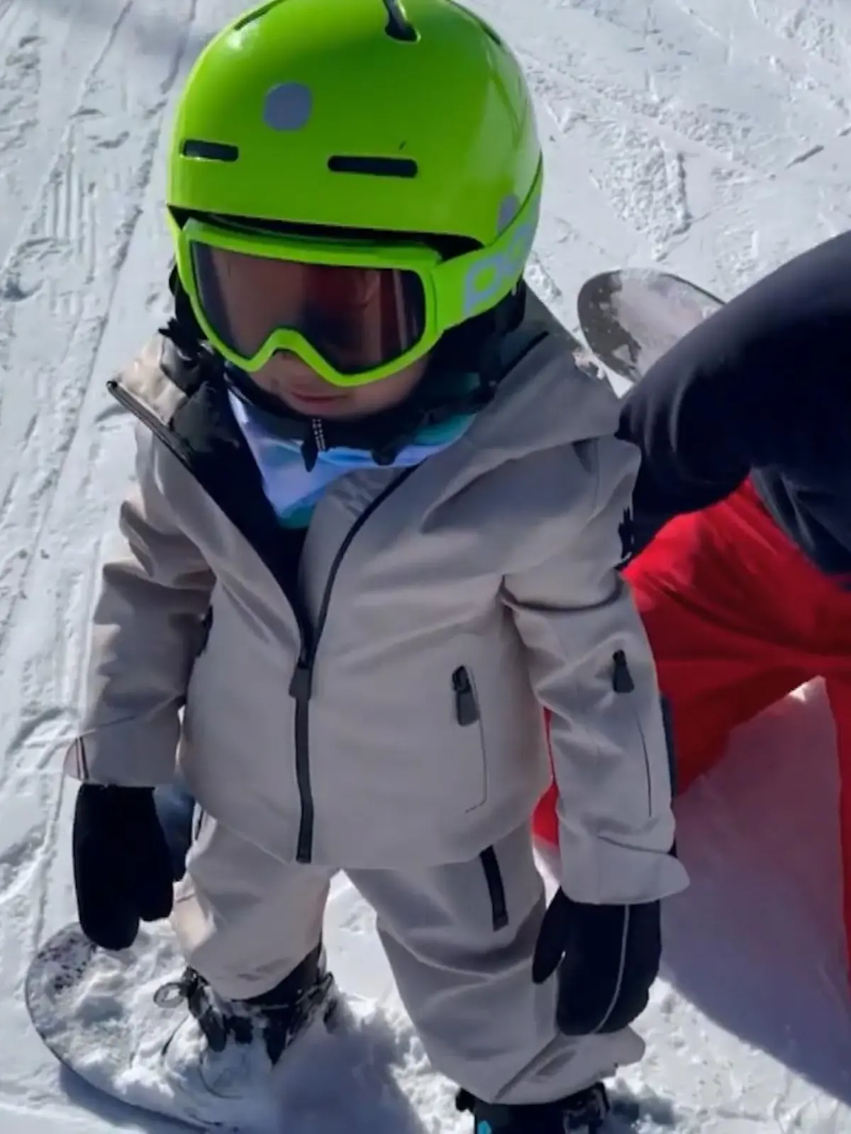Bild zu: "Stormi ist mit 2 Jahren ein Snowboard-Ass"