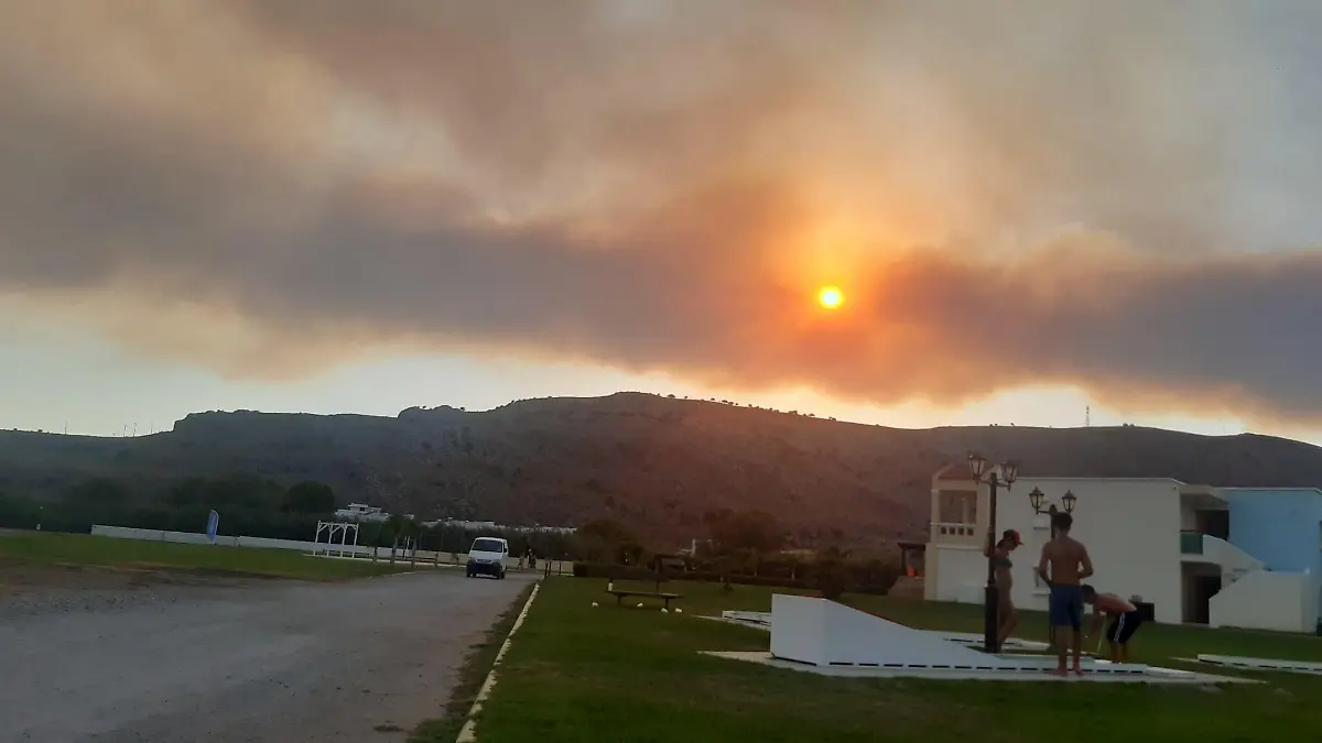 Von ihrem Hotel aus zu sehen: Der Berg, hinter dem das Feuer bereits wütet.