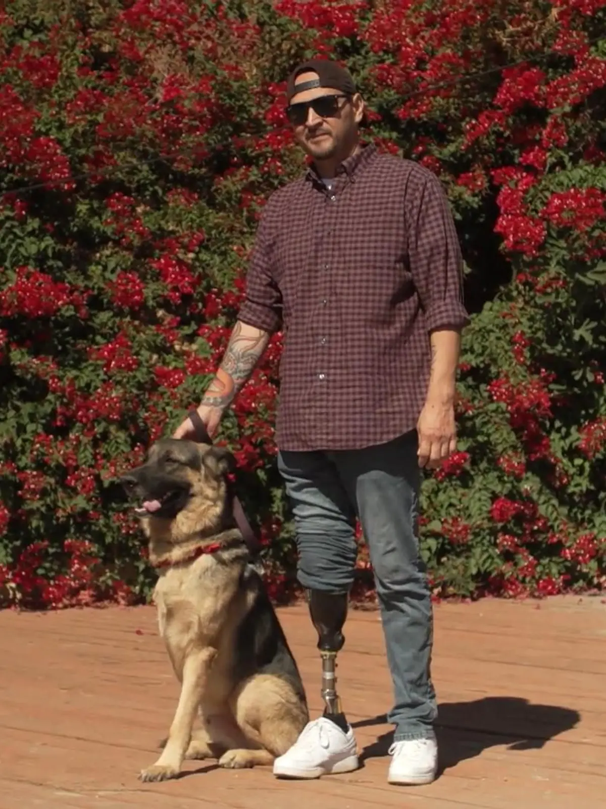 Dane Orozco und sein Hund Kane haben nicht nur einige Buchstaben im Namen gemeinsam. Dem Amerikaner und seinem Schäferhund wurde beiden ein Bein amputiert – und das stärkt die Beziehung der beiden offenbar zueinander.