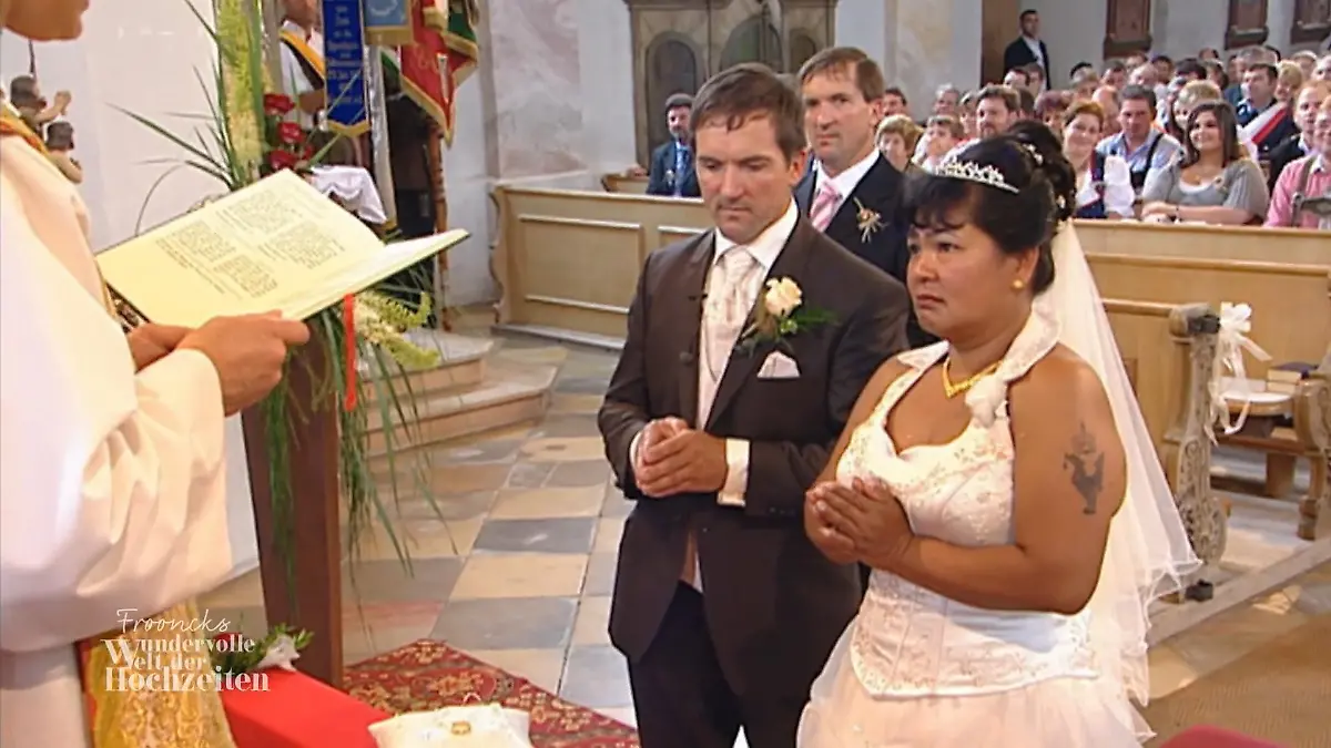 Die Hochzeit von Bauer Josef und seiner Narumol Hoch lebe das Brautpaar