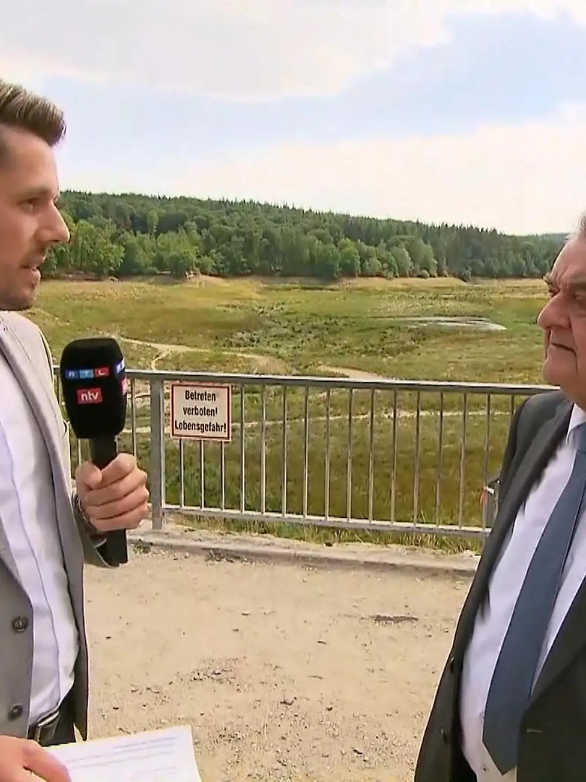 Bild zu: "Herbert Reul im Flutgebiet"