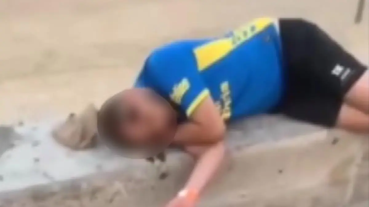 Dieser niederländische Tourist wollte am Strand seinen Rausch ausschlafen, auch die ekelige Aktion seines Landsmanns weckt ihn nicht auf.