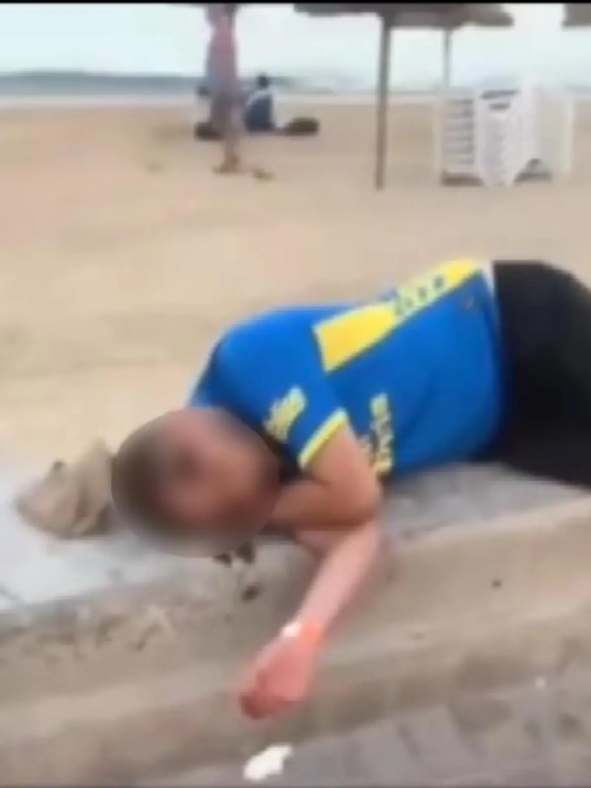 Dieser niederländische Tourist wollte am Strand seinen Rausch ausschlafen, auch die ekelige Aktion seines Landsmanns weckt ihn nicht auf.