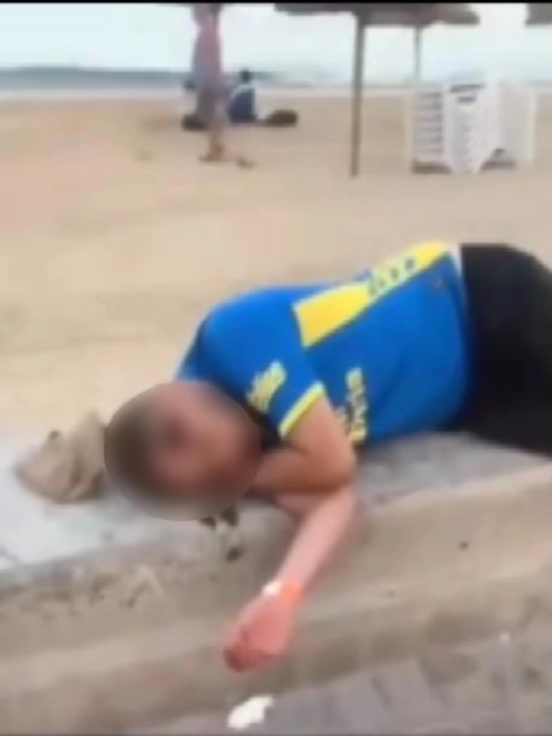 Dieser niederländische Tourist wollte am Strand seinen Rausch ausschlafen, auch die ekelige Aktion seines Landsmanns weckt ihn nicht auf.