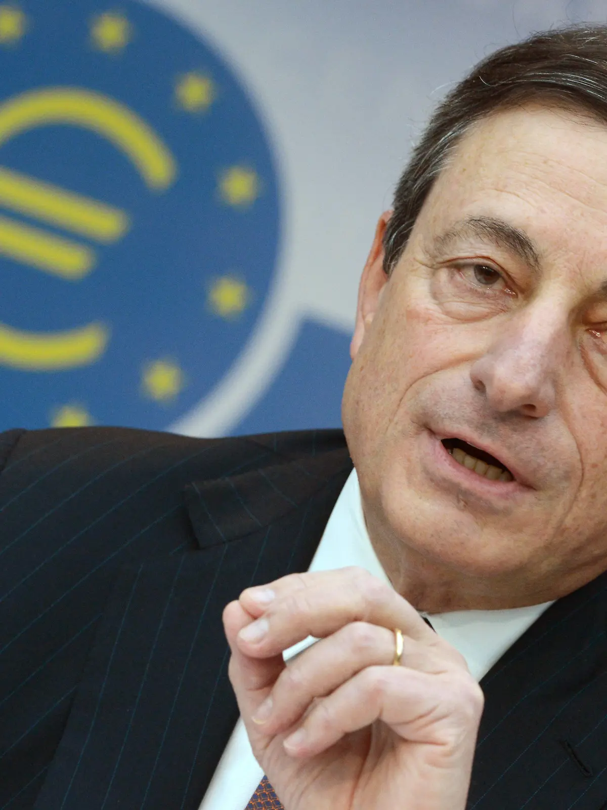ARCHIV - 07.03.2013, Hessen, Frankfurt/Main: Mario Draghi, zum Zeitpunkt 07.03.2013 Präsident der Europäischen Zentralbank (EZB), schaut während der EZB-Pressekonferenz in die zu den Journalisten. Italiens Ministerpräsident Mario Draghi will als Konsequenz aus einer Regierungskrise zurücktreten.(zu dpa "Italiens Regierungschef Draghi will zurücktreten") Foto: picture alliance / dpa +++ dpa-Bildfunk +++