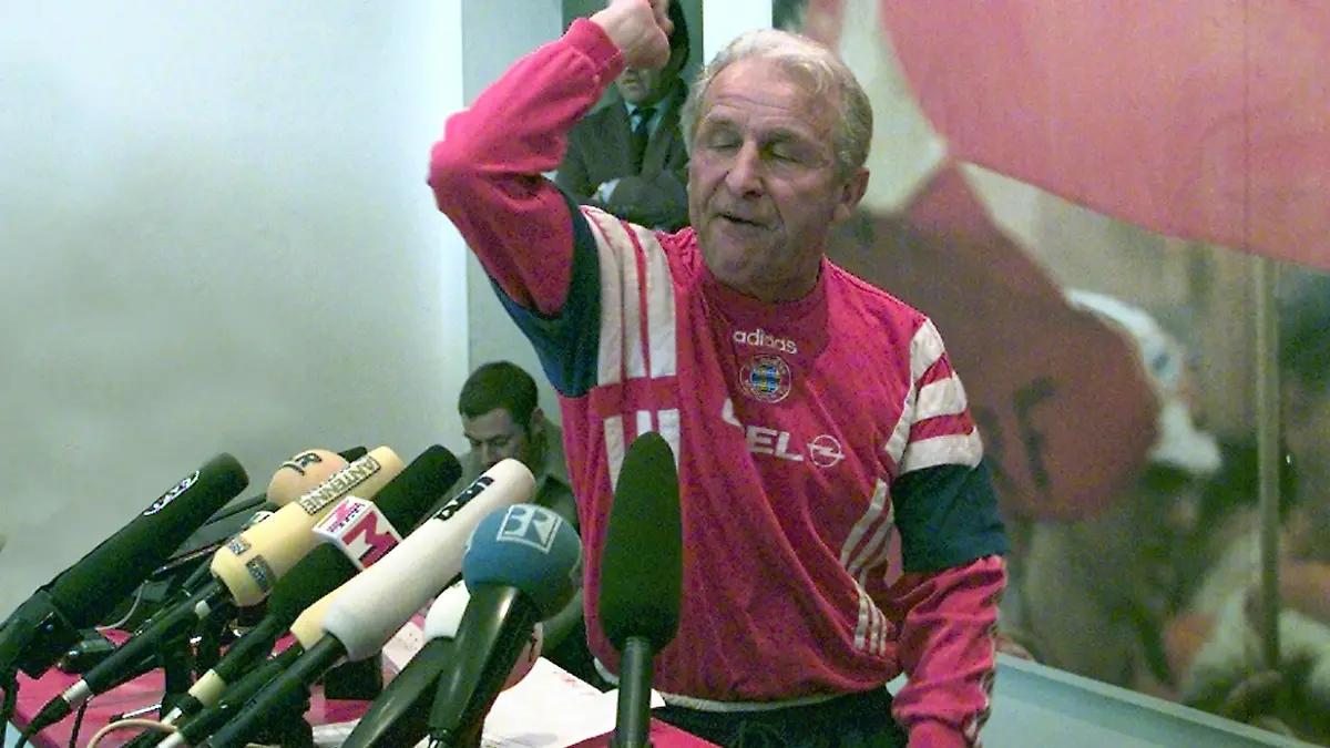 Bildnummer: 11441339  Datum: 10.03.1998  Copyright: imago/Fred Joch
FC Bayern München 10.03.1998 Wutrede von Trainer Giovanni Trapattoni, in der hitzigen, dreieinhalbminütigen Rede entstandenen Satzkonstrukte wie: Was erlauben Strunz -  schwach wie eine Flasche leer - Ich habe fertig; Fussball GER 1 BL PK Aufmacher xns x0x 1998 quadrat Fussball 1.Bundesliga Saison 1997/1998 Wutrede  Wut kurios Emotionen Historie Bundesligahistorie

Image number 11441339 date 10 03 1998 Copyright imago Fred Yoke FC Bavaria Munich 10 03 1998 Wutrede from team manager Giovanni Trapattoni in the heated  Speech incurred  Like what allow Strunz weak Like a Bottle empty I have ready Football ger 1 BL press conference Highlight xns x0x 1998 Square Football 1 Bundesliga Season 1997 1998 Wutrede Anger funny Emotions History Bundesliga history 