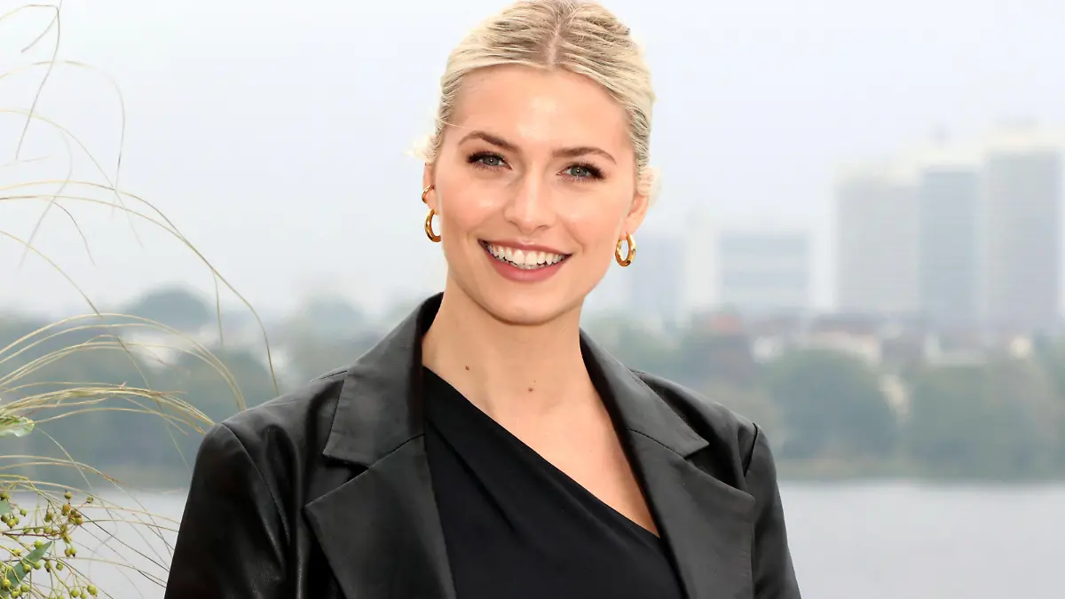 Lena Gercke schickt nackte Grüße zum 4. Advent Ganz schön sinnlich