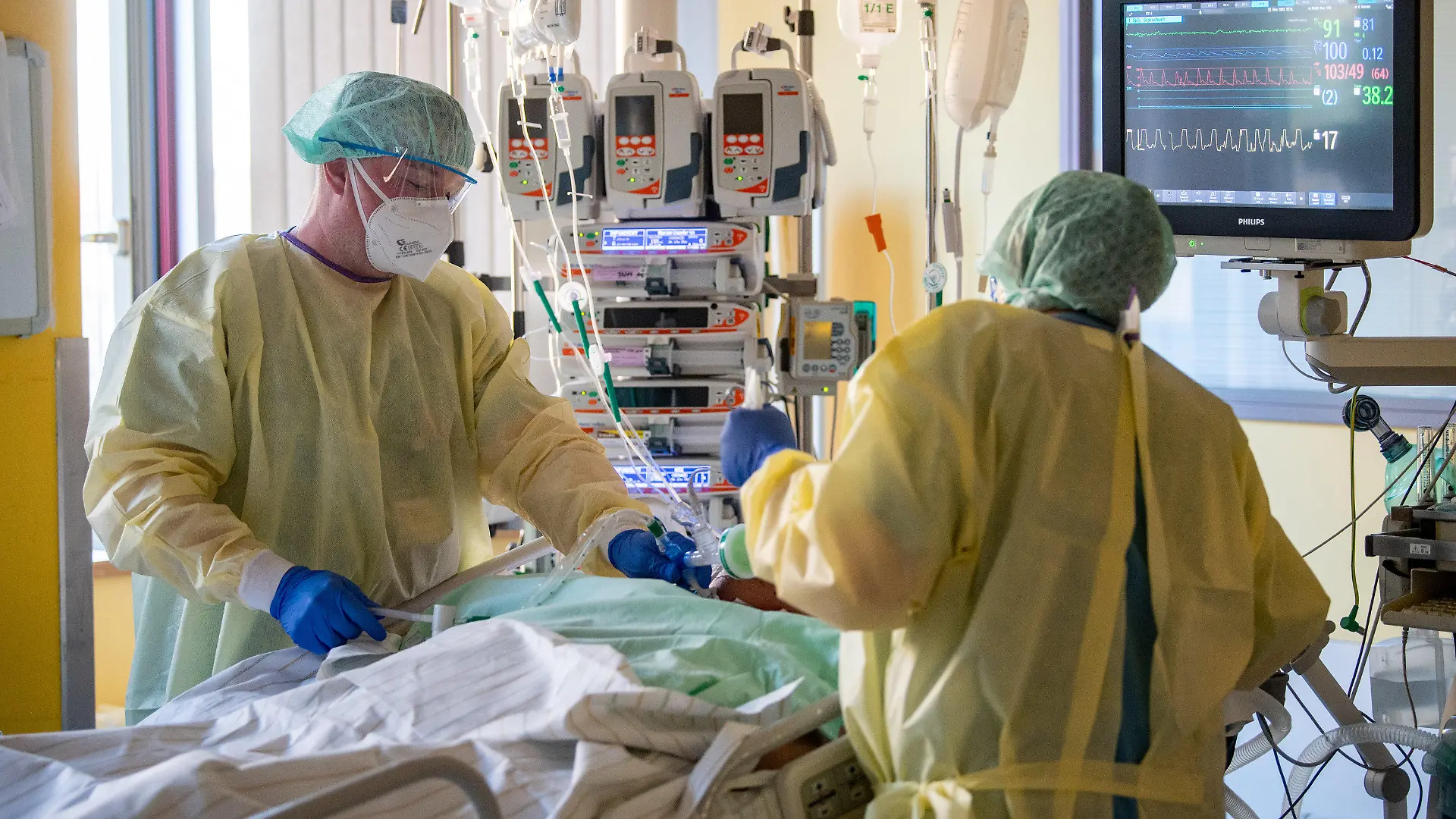 22.11.2021, Sachsen-Anhalt, Halle (Saale): Intensivpfleger versorgen einen schwer an Covid-19 erkrankten Patienten auf der Corona-Intensivstation im Universitätsklinikum in Halle/Saale. Das Krankenhaus ist ein Zentrum der Behandlung von Covid-19-Patienten in der Region. (Zu dpa "«Es ist grausam» - Schwerstarbeit auf Corona-Intensivstation") Foto: Hendrik Schmidt/dpa-Zentralbild/dpa +++ dpa-Bildfunk +++