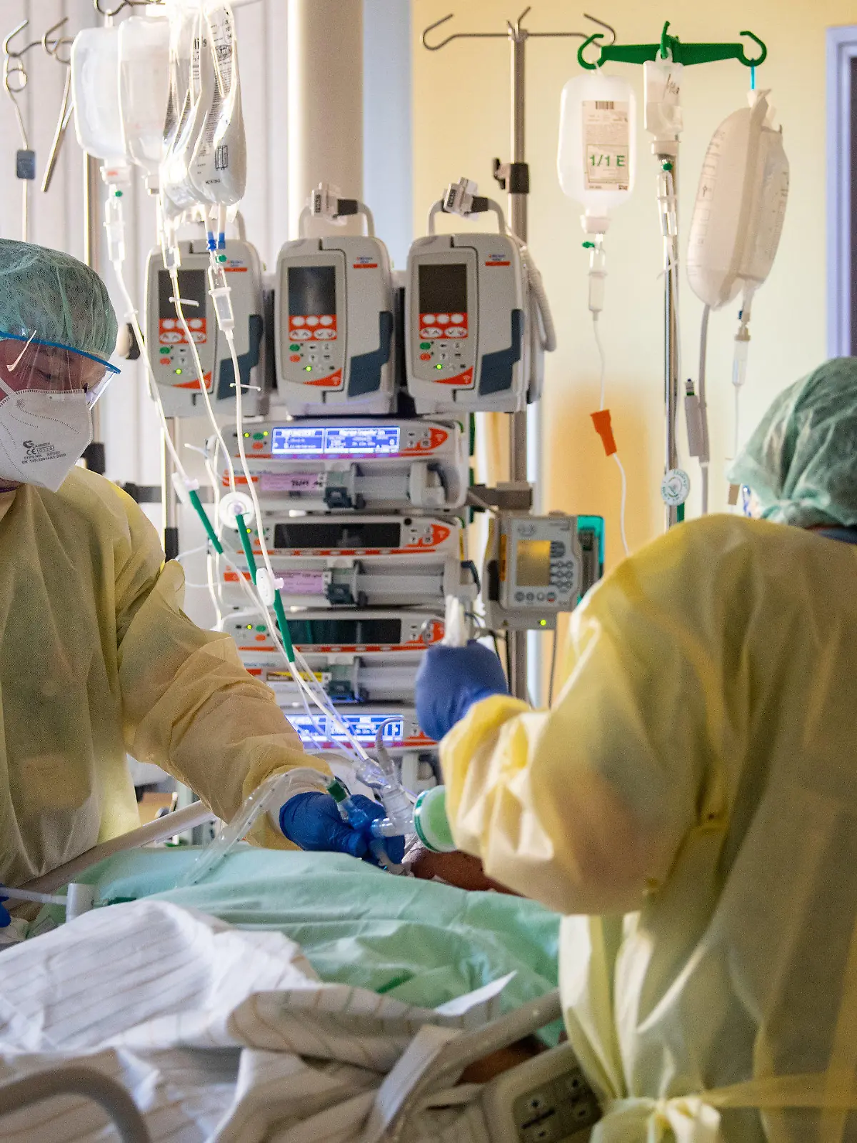 22.11.2021, Sachsen-Anhalt, Halle (Saale): Intensivpfleger versorgen einen schwer an Covid-19 erkrankten Patienten auf der Corona-Intensivstation im Universitätsklinikum in Halle/Saale. Das Krankenhaus ist ein Zentrum der Behandlung von Covid-19-Patienten in der Region. (Zu dpa "«Es ist grausam» - Schwerstarbeit auf Corona-Intensivstation") Foto: Hendrik Schmidt/dpa-Zentralbild/dpa +++ dpa-Bildfunk +++