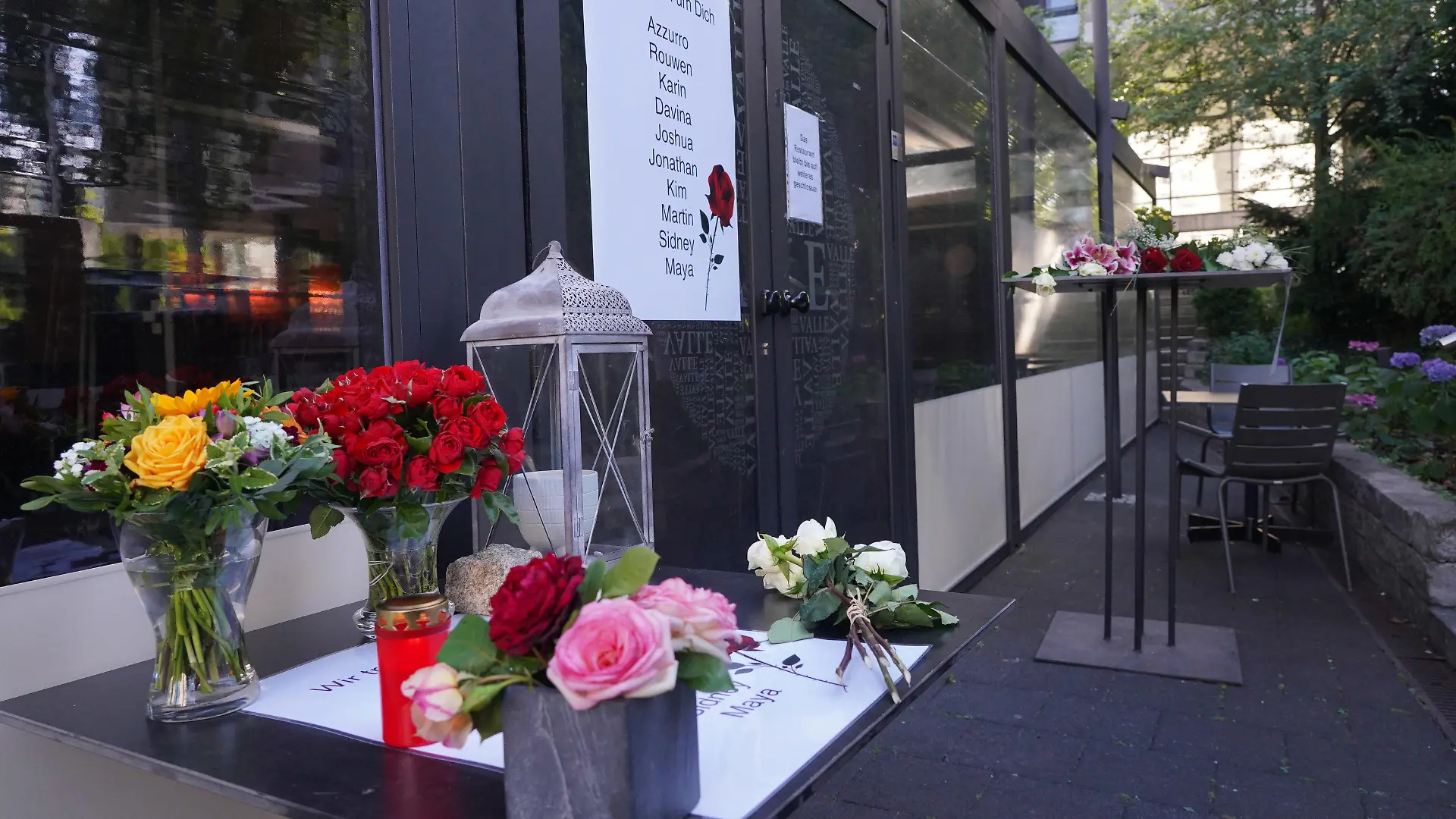12.07.2022, Baden-Württemberg, Stuttgart: Rosen liegen auf einem Tisch vor einem Lokal in Stuttgart. Die Polizei fand in dem Gebäude am Montag zwei Leichen. Nach Angaben der Ermittler gibt es keine Hinweise, dass eine dritte Person an der Tat beteiligt war. (zu dpa «Nach Leichenfund: Polizei vermutet keinen dritten Beteiligten») Foto: Andreas Rosar/dpa +++ dpa-Bildfunk +++
