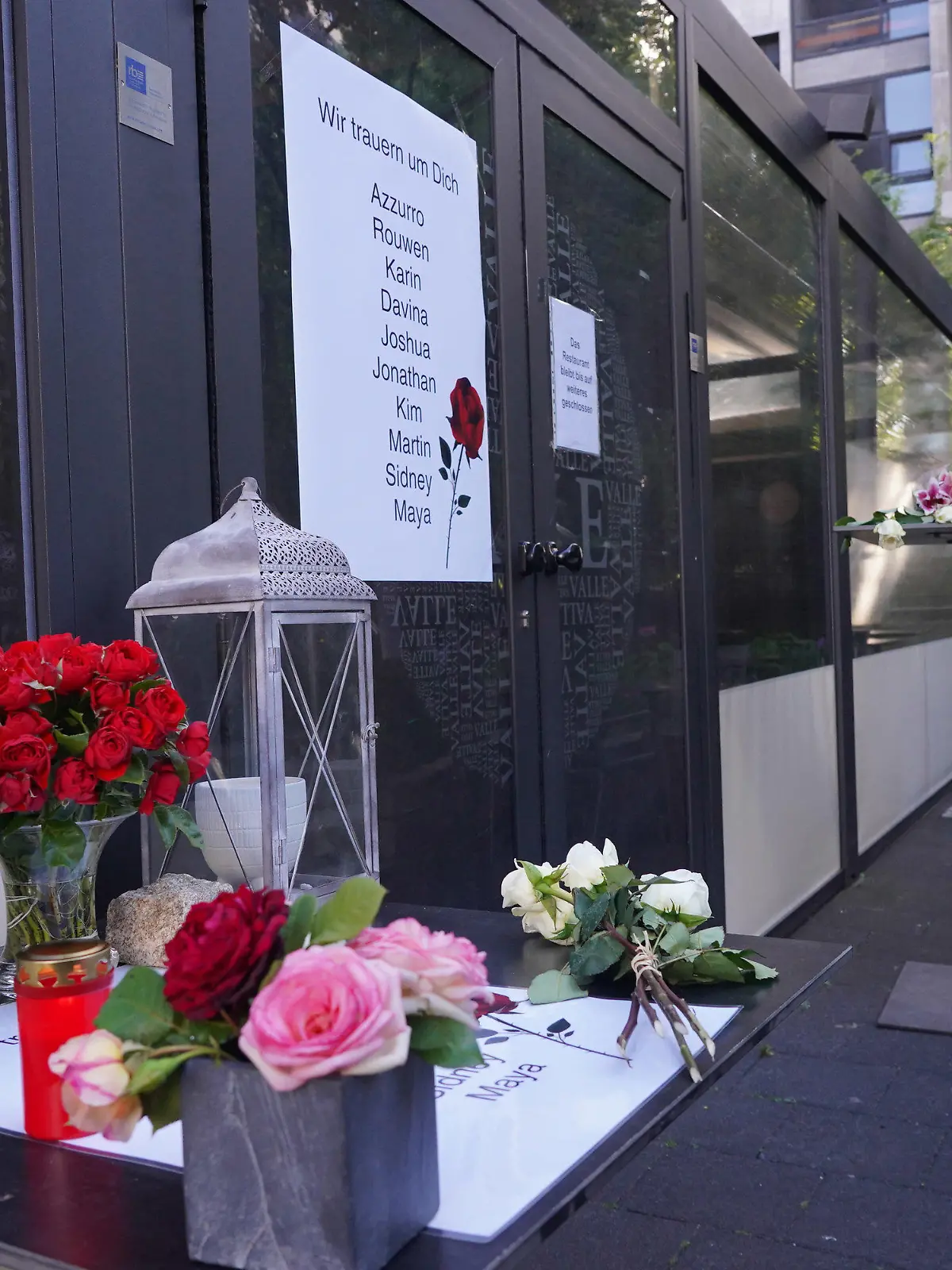 12.07.2022, Baden-Württemberg, Stuttgart: Rosen liegen auf einem Tisch vor einem Lokal in Stuttgart. Die Polizei fand in dem Gebäude am Montag zwei Leichen. Nach Angaben der Ermittler gibt es keine Hinweise, dass eine dritte Person an der Tat beteiligt war. (zu dpa «Nach Leichenfund: Polizei vermutet keinen dritten Beteiligten») Foto: Andreas Rosar/dpa +++ dpa-Bildfunk +++