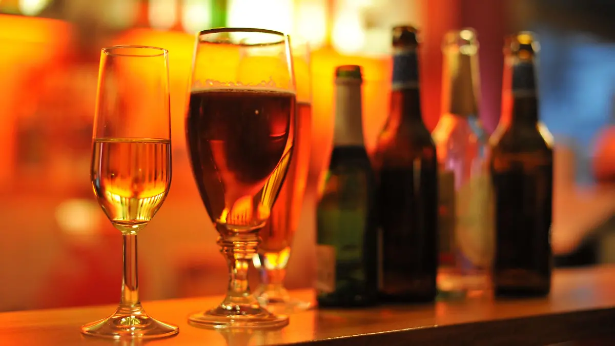 Mit Alkohol gefüllte Gläser stehen auf dem Tresen einer Bar während einer Feier. Foto: Frank May