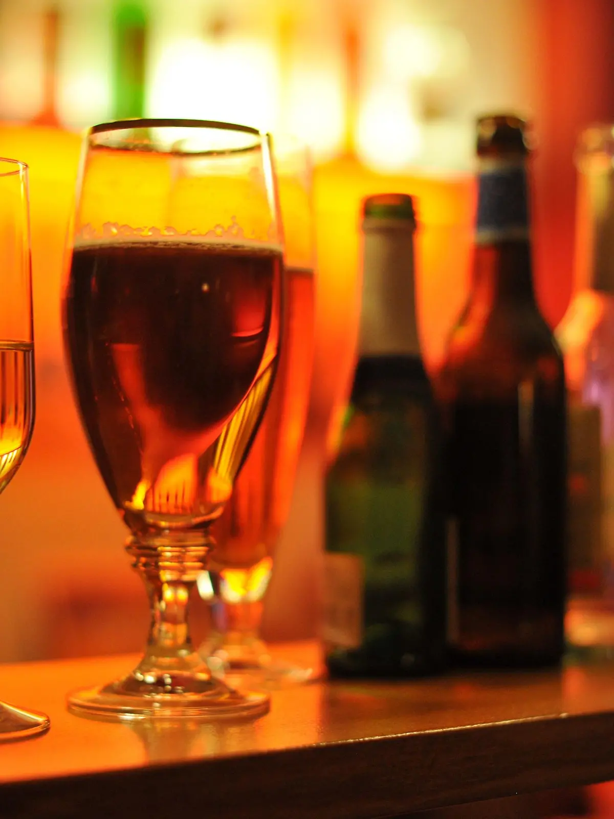 Mit Alkohol gefüllte Gläser stehen auf dem Tresen einer Bar während einer Feier. Foto: Frank May