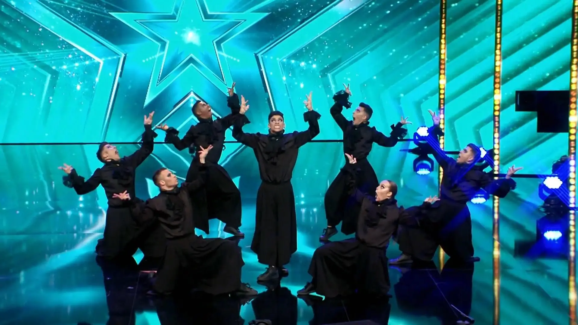 Die "Immortals" verzaubern alle mit einer schaurigen Show Sie beeindrucken die Jury richtig