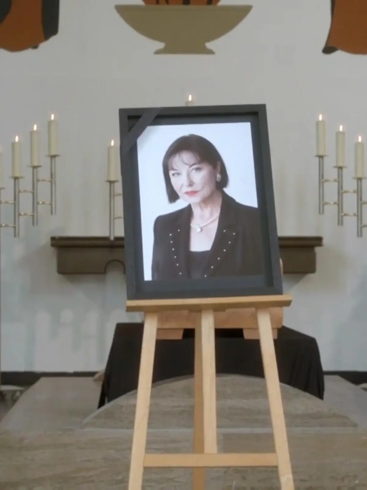 Bild zu: "Making-of zur Beerdigung von Clarissa von Anstetten"