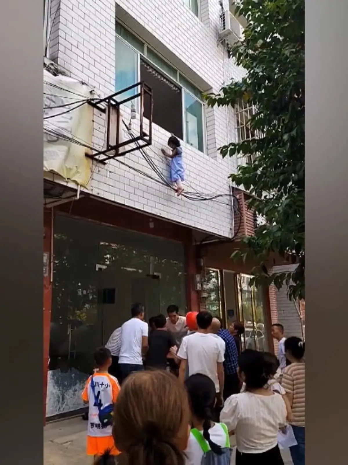 In China haben Anwohner ein kleines Mädchen gerettet – das in fünf Metern Höhe auf einer Stromleitung stand. Laut lokalen Berichten soll sie allein zu Hause gewesen und womöglich aus dem Fenster gefallen sein. Wie die Anwohner das Mädchen mit vereinten Kräften retten, zeigen wir im Video.