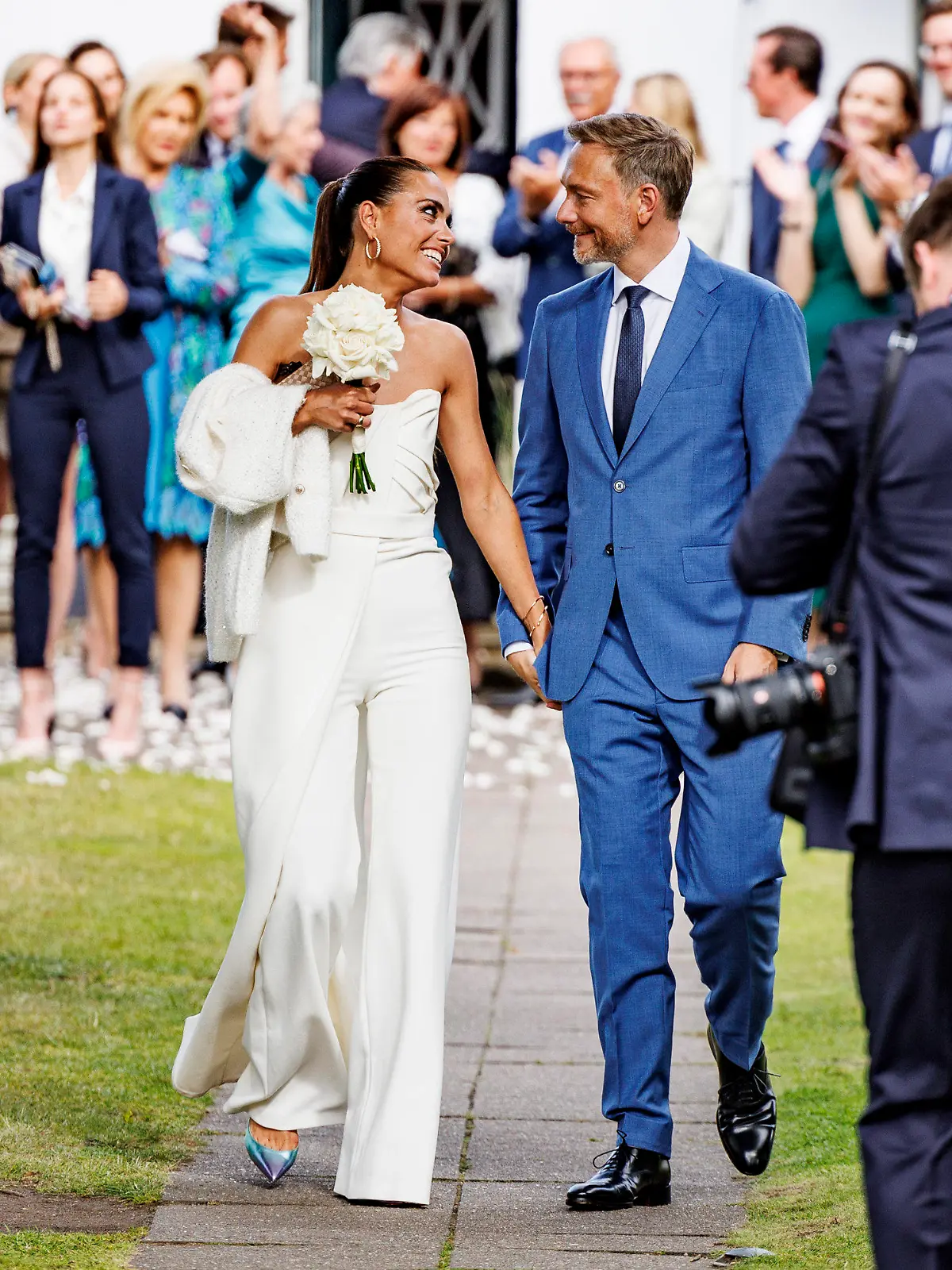 07.07.2022, Schleswig-Holstein, Keitum: Bundesfinanzminister Christian Lindner (FDP) und seine Lebensgefährtin Franka Lehfeldt verlassen das Sylt-Museum.
Bundesfinanzminister Christian Lindner und seine Lebensgefährtin Franka Lehfeldt haben auf Sylt standesamtlich geheiratet. Der FDP-Politiker und die Politik-Reporterin gaben sich am Donnerstagnachmittag im Sylt-Museum in Keitum das Ja-Wort. Foto: Axel Heimken/dpa +++ dpa-Bildfunk +++