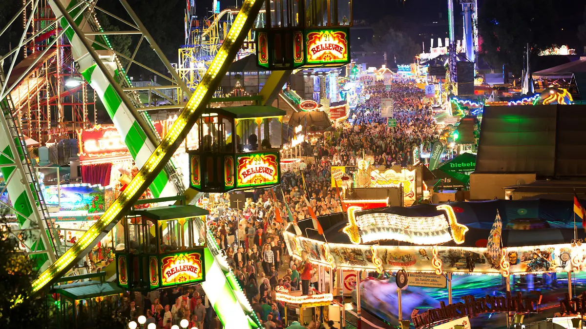 Besucher laufen am 13.07.2013 über die Kirmes in Düsseldorf (Nordrhein-Westfalen). Millionen Besucher werden auf der Rheinkirmes erwartet, die von 12.07. bis 21.07.2013 auf den Rheinwiesen der Landeshauptstadt stattfindet. Foto: Martin Gerten/dpa +++(c) dpa - Bildfunk+++