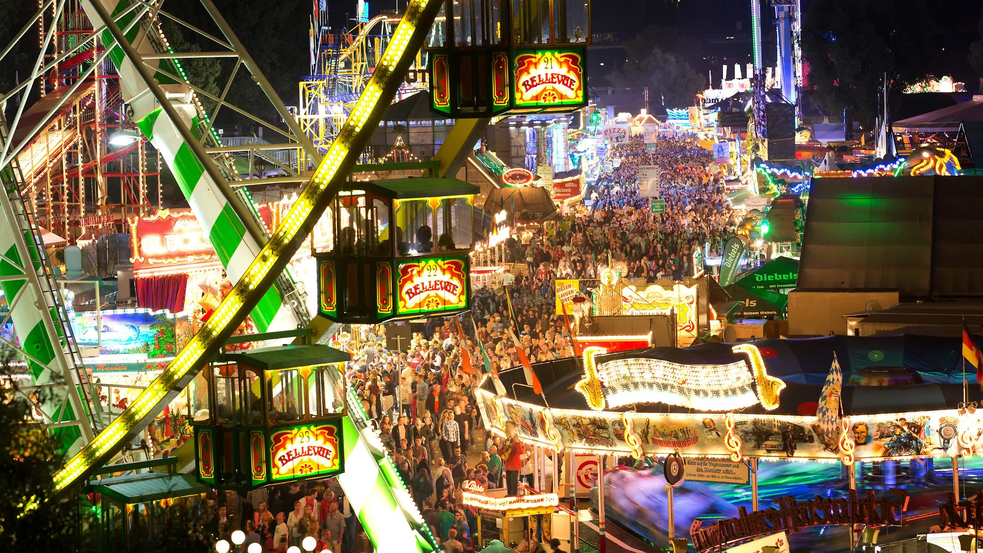 Besucher laufen am 13.07.2013 über die Kirmes in Düsseldorf (Nordrhein-Westfalen). Millionen Besucher werden auf der Rheinkirmes erwartet, die von 12.07. bis 21.07.2013 auf den Rheinwiesen der Landeshauptstadt stattfindet. Foto: Martin Gerten/dpa +++(c) dpa - Bildfunk+++