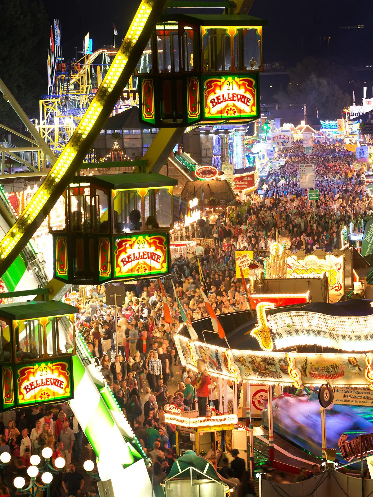 Besucher laufen am 13.07.2013 über die Kirmes in Düsseldorf (Nordrhein-Westfalen). Millionen Besucher werden auf der Rheinkirmes erwartet, die von 12.07. bis 21.07.2013 auf den Rheinwiesen der Landeshauptstadt stattfindet. Foto: Martin Gerten/dpa +++(c) dpa - Bildfunk+++
