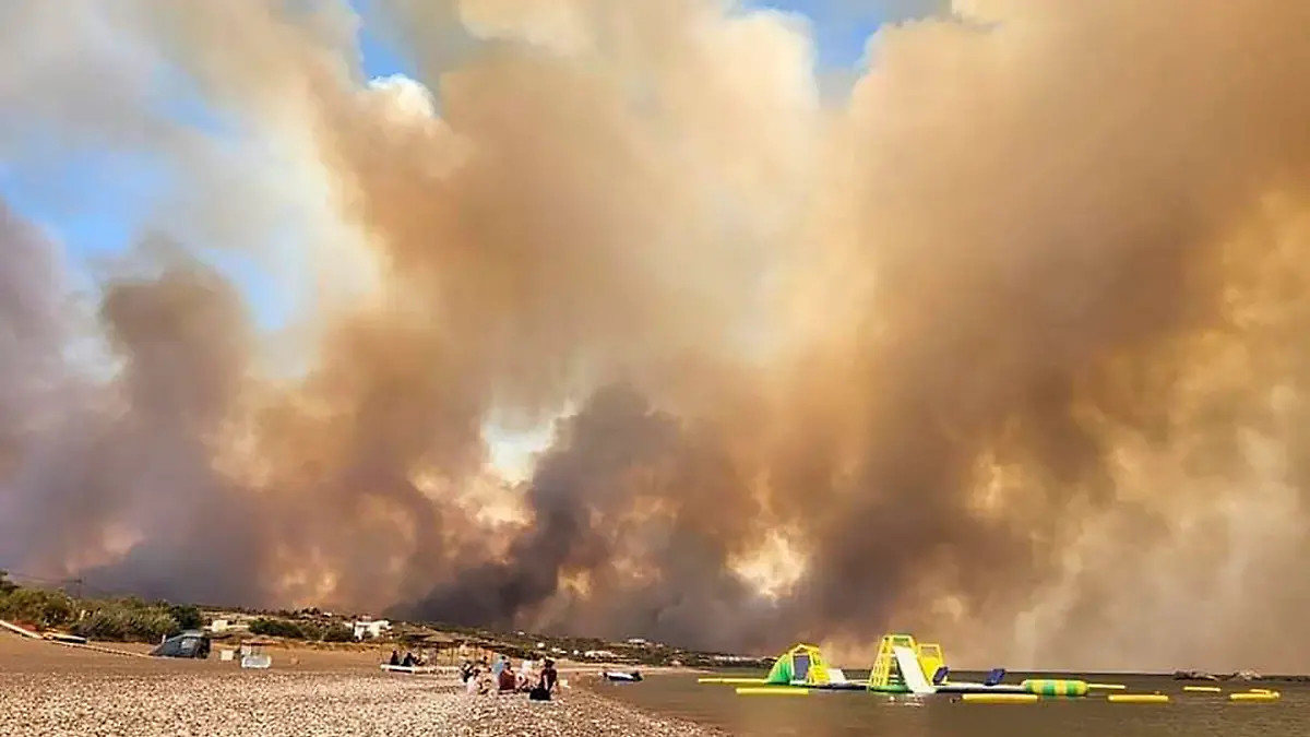 dpatopbilder - 22.07.2023, Griechenland, Rhodos: Dichte Rauchwolken eines Waldbrandes steigen auf der griechischen Insel Rhodos in den Himmel. Ein Großbrand auf der griechischen Insel Rhodos, der bereits den fünften Tag andauert, hat die Behörden gezwungen, die Evakuierung von vier Orten, darunter zwei Badeorte, anzuordnen. Foto: uncredited/Rhodes.Rodos/AP/dpa +++ dpa-Bildfunk +++