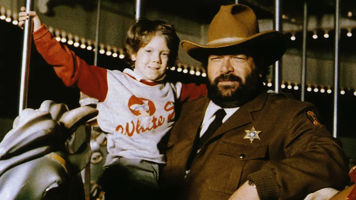 Sheriff Spencer (Bud Spencer, re.) hat auf einem Rummelplatz einen außergewöhnlichen Jungen aufgegabelt: "H-7-25" (Cary Guffey) kommt von einem fremden Planeten.