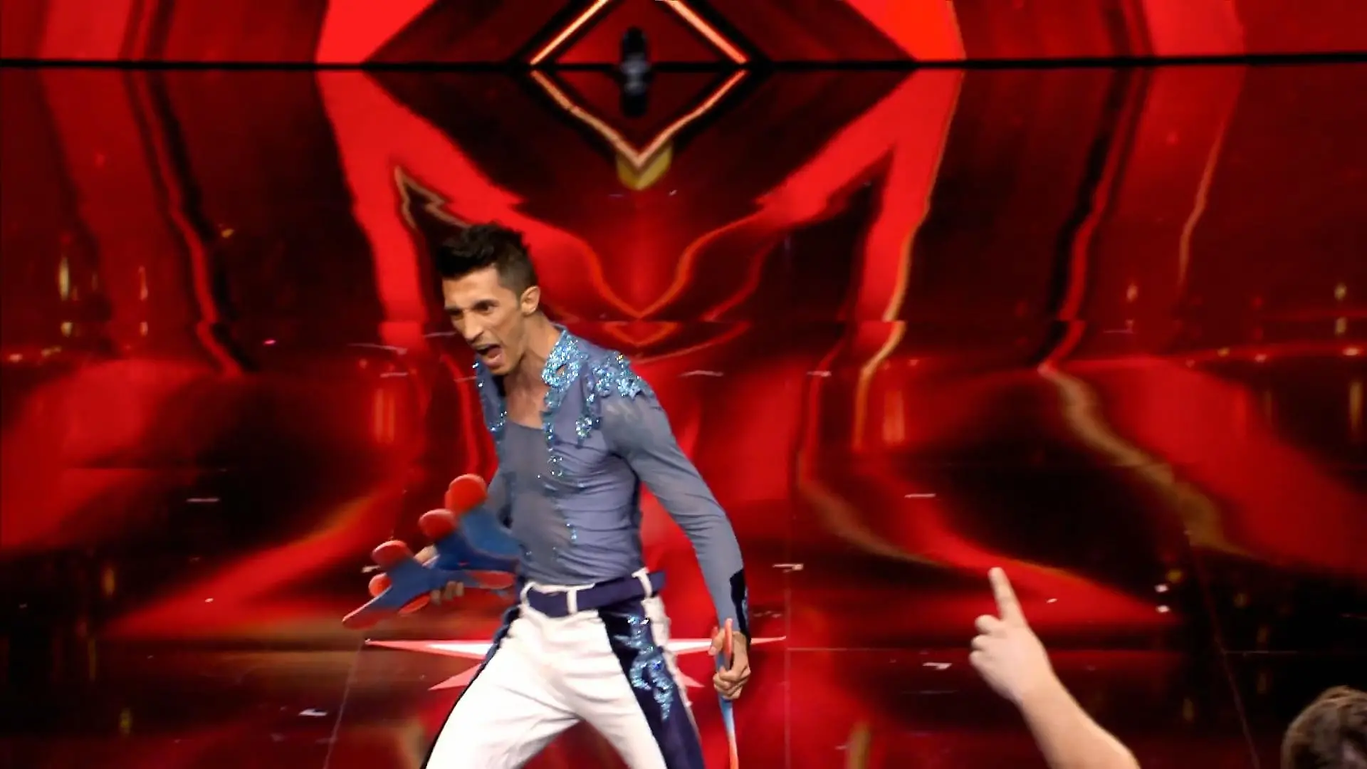 Danny Luftman stellt seinen Boomerang-Weltrekord ein Damit versetzt er die Jury in Angst und Schrecken