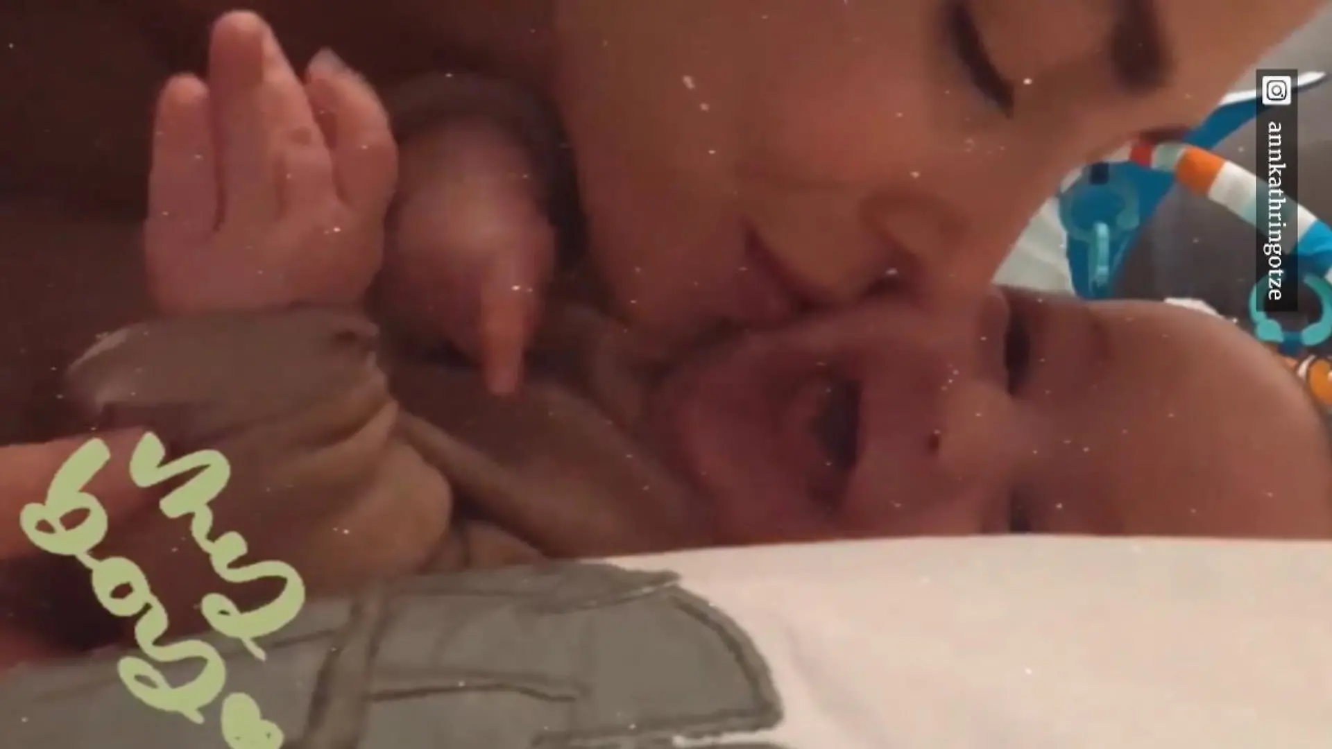 Ann-Kathrin kuschelt mit Söhnchen Rome Süßes zahnloses Lächeln