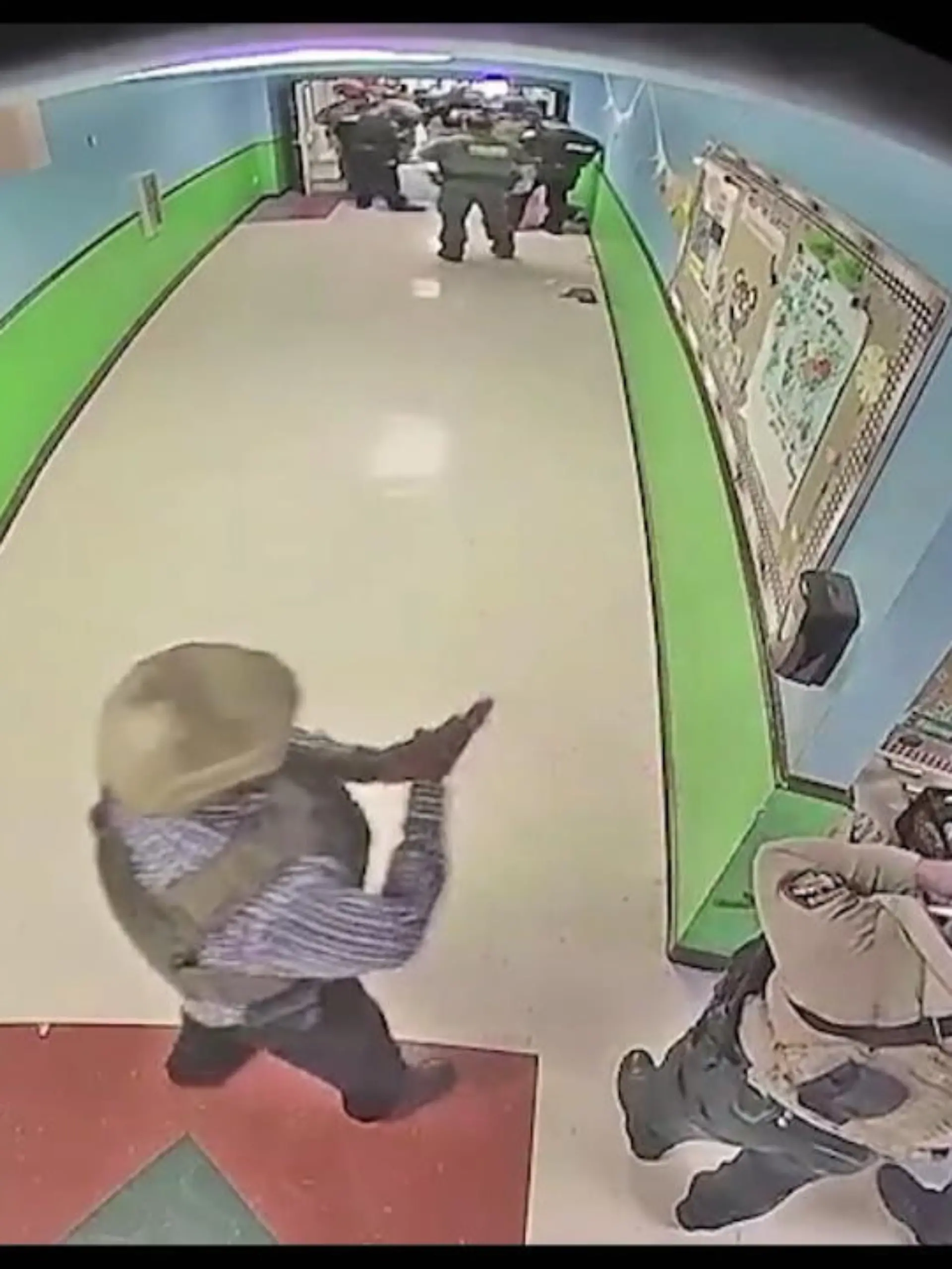 Diese Bilder machen sprachlos! Bei einem Amoklauf an einer Grundschule in Uvalde im US-Bundesstaat Texas sind am 24. Mai 19 Kinder und zwei Lehrer getötet worden. Schon damals wurde die Polizei wegen des späten Eingreifens heftig kritisiert. Jetzt ist ein Video einer Überwachungskamera aus dem Inneren der Schule aufgetaucht, dass das katastrophale Versagen der Polizei zeigen soll.  