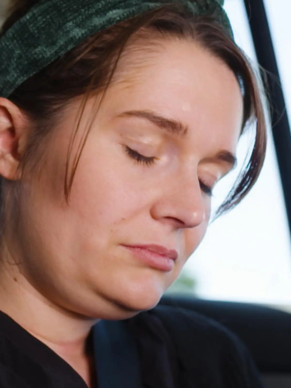 Im Auto, auf dem Schiff, in der Bahn oder im Flugzeug – unsere Reporterin Barbara Werner leidet überall unter Reiseübelkeit. Sie versucht herauszufinden, woran das liegt, spricht mit Experten und probiert verschiedene Produkte aus.