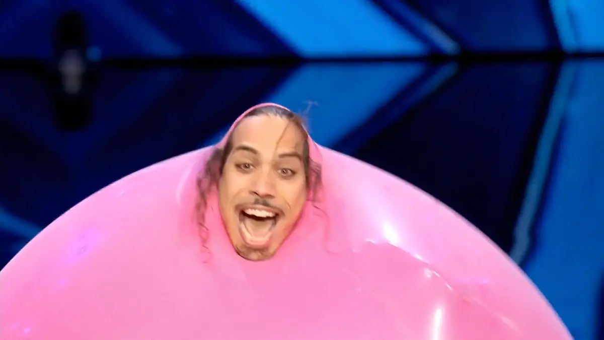 "Skizzo" Davide Nicolosi reißt alle vor Lachen vom Hocker Schräge Performance bei "Das Supertalent"