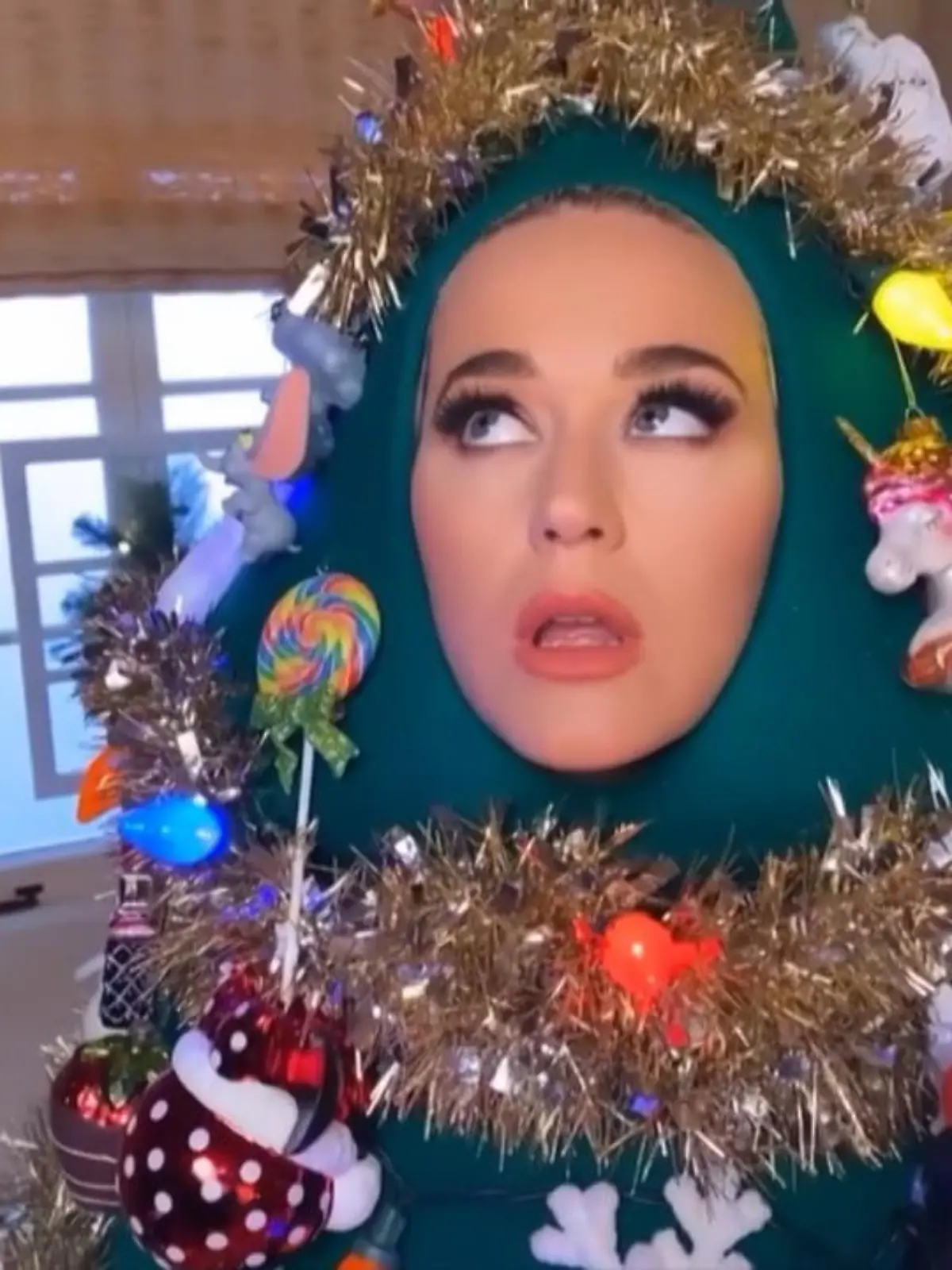 Bild zu: "Katy Perry verkleidet sich als Weihnachtsbaum"