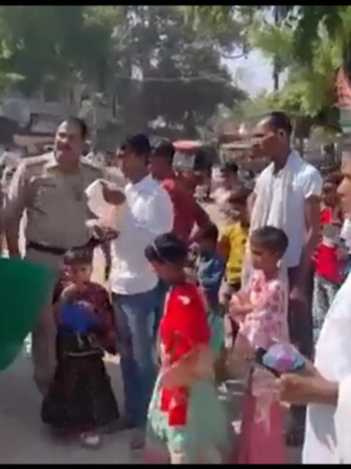 Das TukTuk im Video ist eigentlich für sechs Personen ausgelegt – hier waren aber 27 drin! In Indien hat die Polizei eine Rikscha angehalten, in der deutlich zu viele Menschen mitfuhren. Wir zeigen die skurrile Szene im Video.