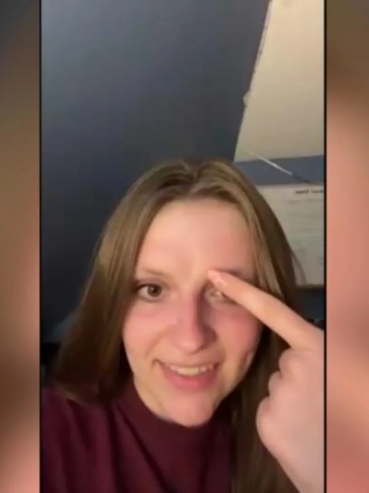 Kaley zeigt auf Narbe