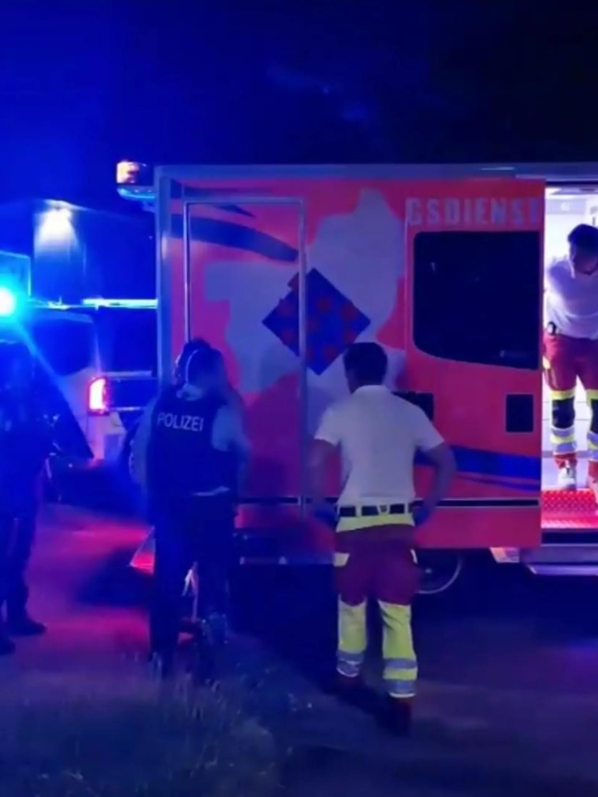 Auf einer Hochzeit eskaliert ein Streit - plötzlich steigt ein Mensch in ein Auto und fährt auf die anderen zu!