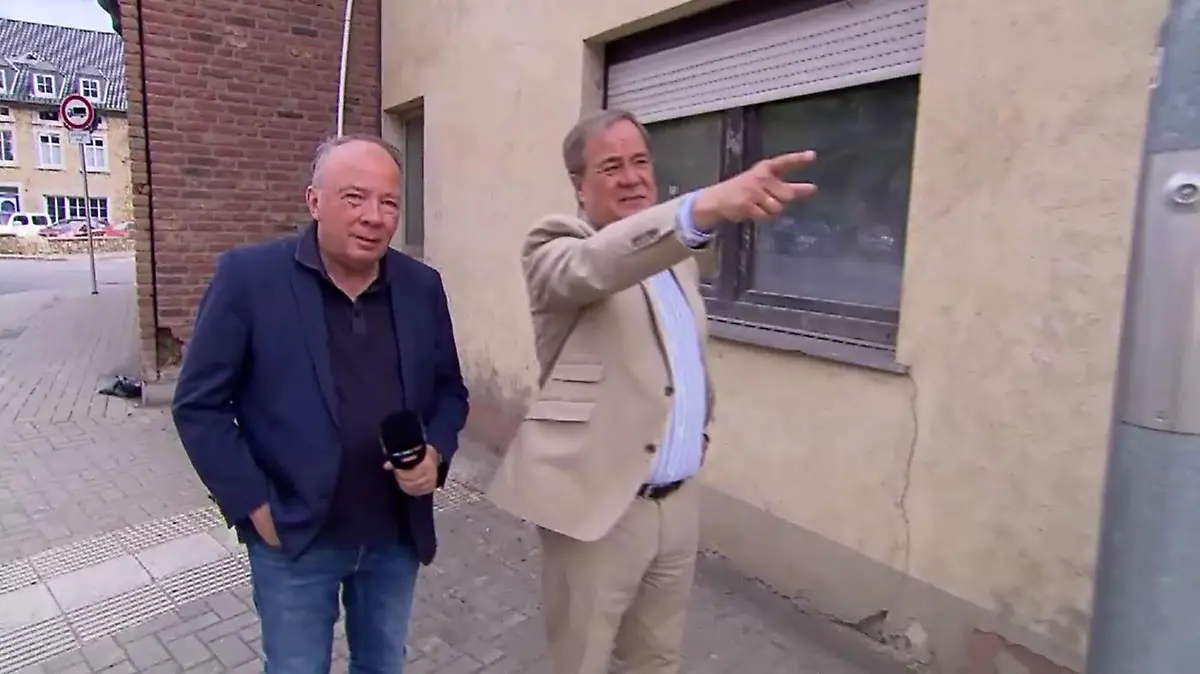 Armin Laschet zusammen mit RTL-Reporter Uli Klose.