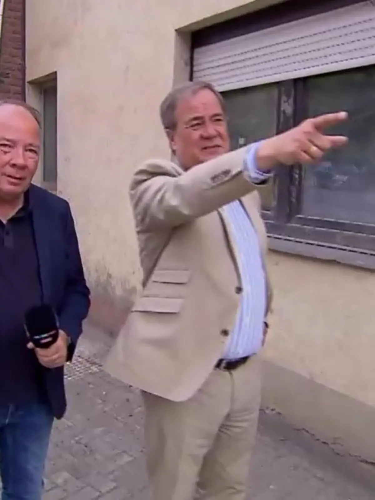 Armin Laschet zusammen mit RTL-Reporter Uli Klose.