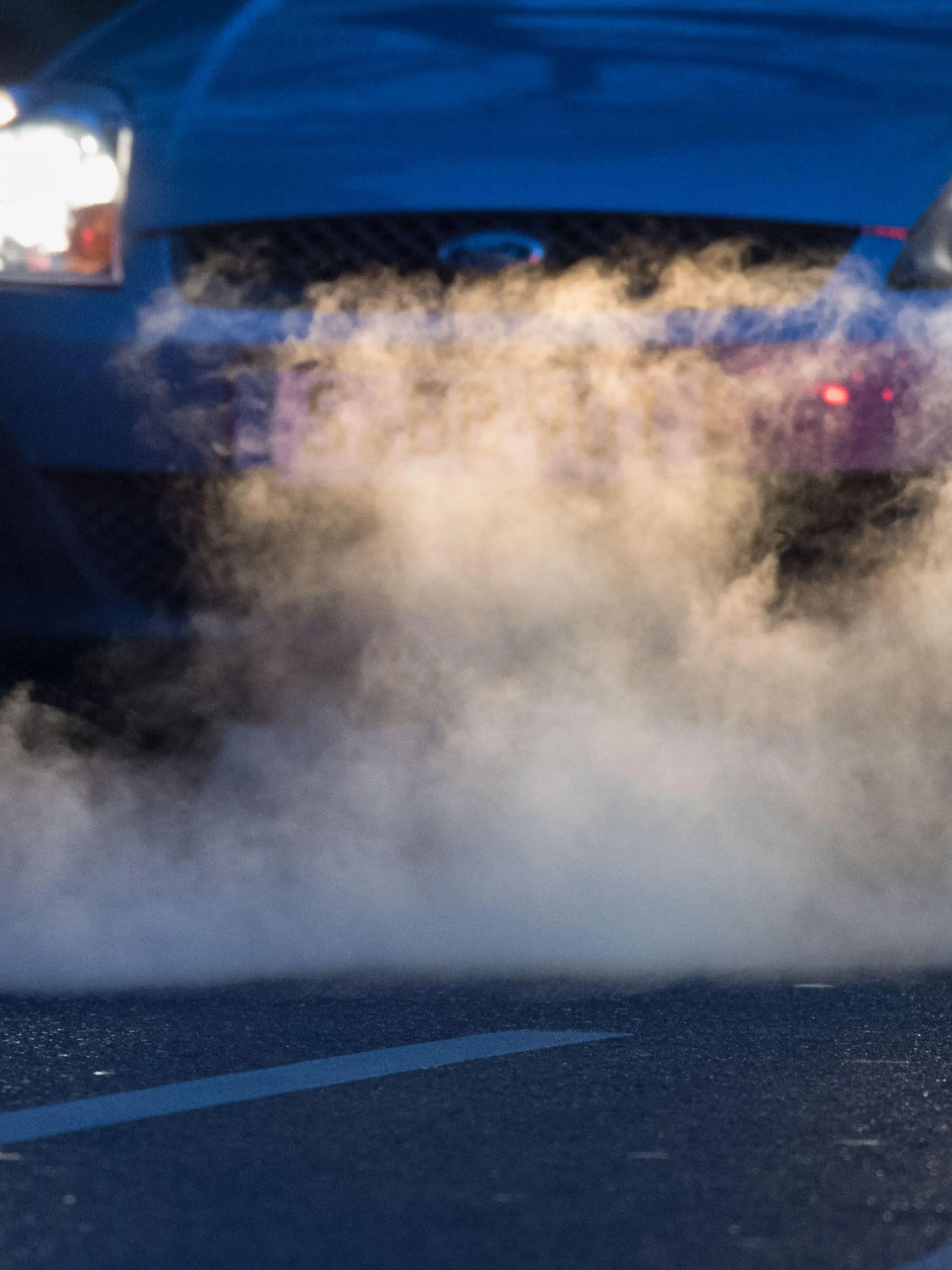 ARCHIV - 27.02.2018, Baden-Württemberg, Stuttgart: Abgase kommen aus dem Auspuff eines Autos. Kurz vor der entscheidenden Abstimmung auf EU-Ebene über ein mögliches Aus für neue Verbrenner-Autos ab 2035 gibt es heftigen Streit innerhalb der Bundesregierung. (zu dpa: «Kurz vor Abstimmung: Koalitionskrach um Aus für Verbrenner ab 2035») Foto: Marijan Murat/dpa +++ dpa-Bildfunk +++