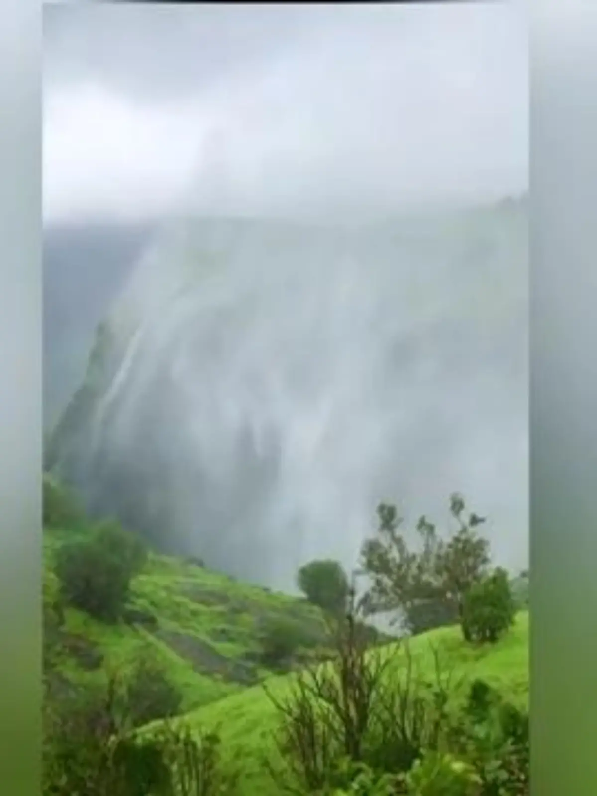 Was für ein seltenes Naturschauspiel: Weil die Winde während des Monsunregens so stark sind, pusten sie das Wasser dieses Wasserfalls einfach nach oben weg.