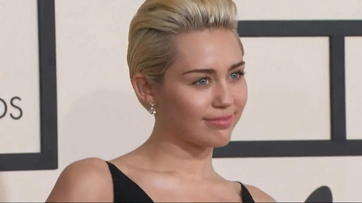 Miley Cyrus: Alkoholrückfall während Corona-Pandemie Die Sängerin ist eigentlich seit Monaten trocken