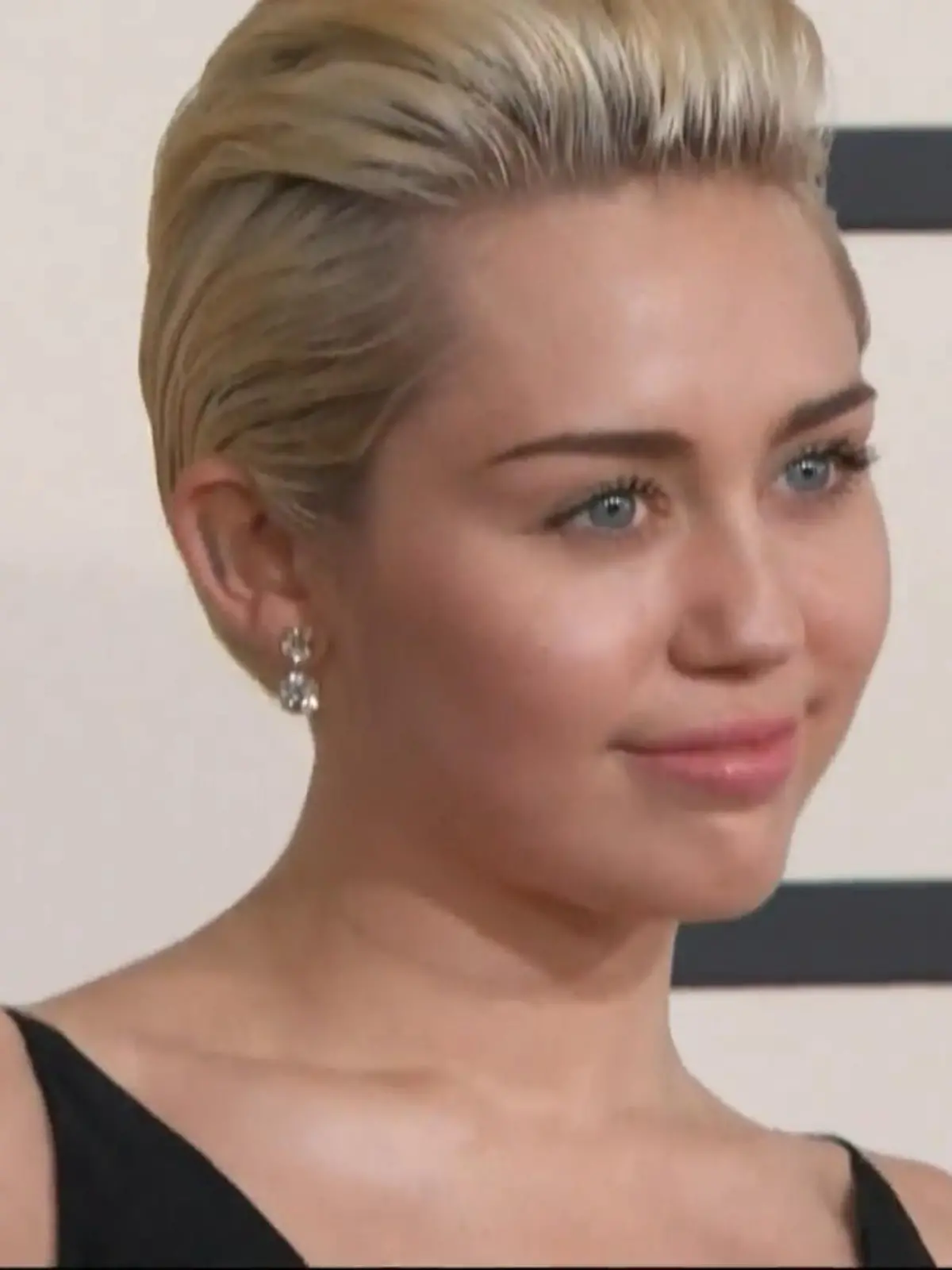 Bild zu: "Miley Cyrus: Alkoholrückfall während Corona-Pandemie"
