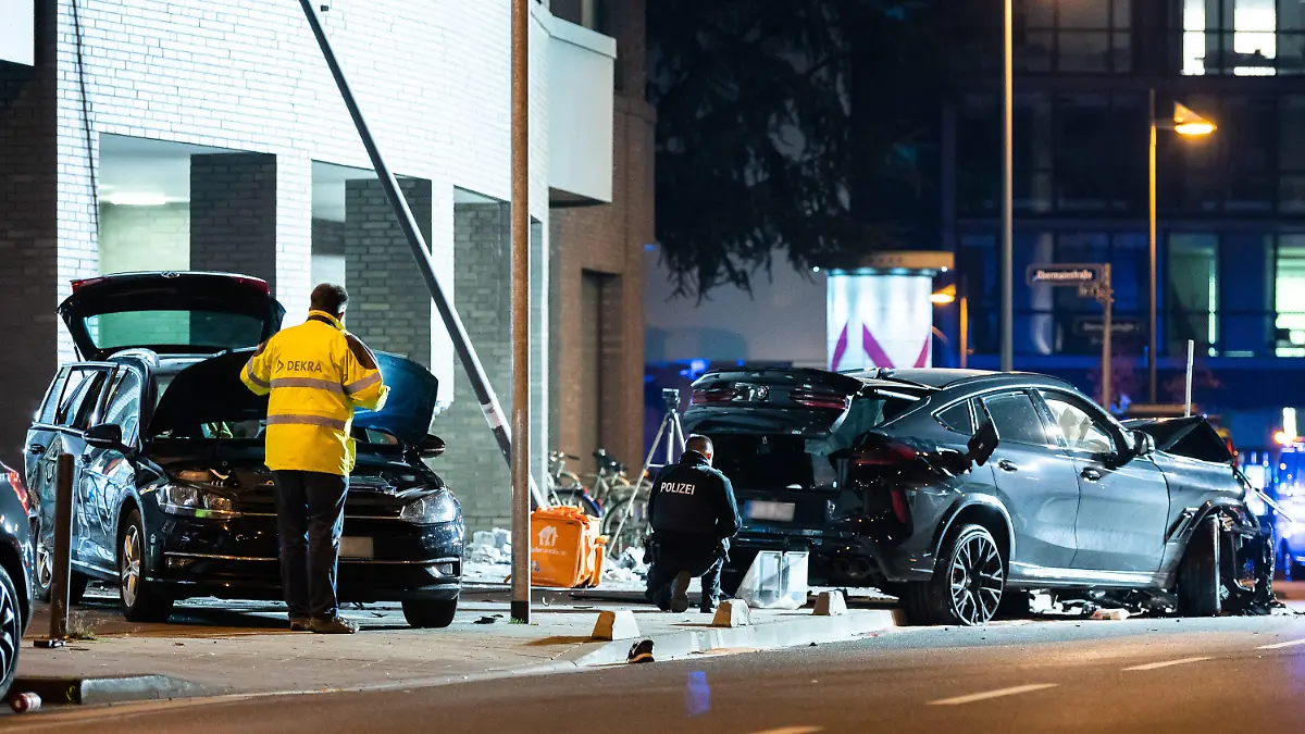21.11.2020, Hessen, Frankfurt/Main: Zwei zerstörte PKW stehen nach einem Unfall im Frankfurter Ostend. Bei einer tödlichen Kollision in Frankfurt/Main hat ein SUV (r) mehrere Menschen erfasst. Zwei davon seien an ihren Verletzungen gestorben, wie ein Polizeisprecher am Samstagabend sagte. Insgesamt seien zwei Fußgänger und ein Radfahrer am Samstagnachmittag von dem Auto erfasst worden. Foto: Silas Stein/dpa - ACHTUNG: KFZ Kennzeichen wurde(n) aus rechtlichen Gründen gepixelt +++ dpa-Bildfunk +++