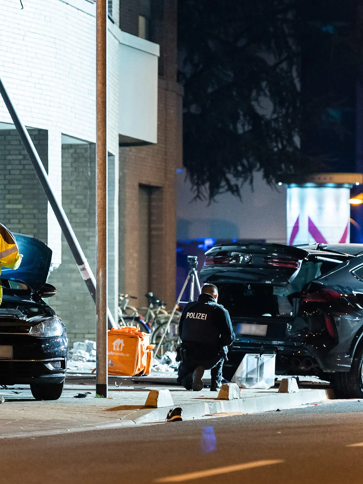 21.11.2020, Hessen, Frankfurt/Main: Zwei zerstörte PKW stehen nach einem Unfall im Frankfurter Ostend. Bei einer tödlichen Kollision in Frankfurt/Main hat ein SUV (r) mehrere Menschen erfasst. Zwei davon seien an ihren Verletzungen gestorben, wie ein Polizeisprecher am Samstagabend sagte. Insgesamt seien zwei Fußgänger und ein Radfahrer am Samstagnachmittag von dem Auto erfasst worden. Foto: Silas Stein/dpa - ACHTUNG: KFZ Kennzeichen wurde(n) aus rechtlichen Gründen gepixelt +++ dpa-Bildfunk +++