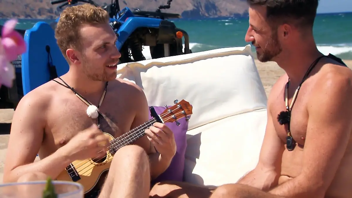 Vincent singt sich in Alex' Herz Er holt die Ukulele raus