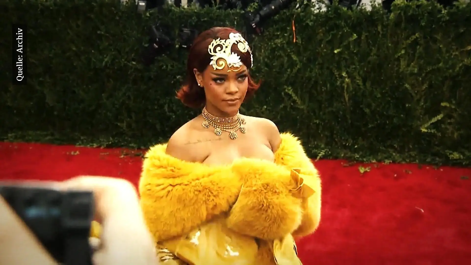 Zurück in die 80er: Rihanna rockt neuen Look Ist das der nächste Trend?