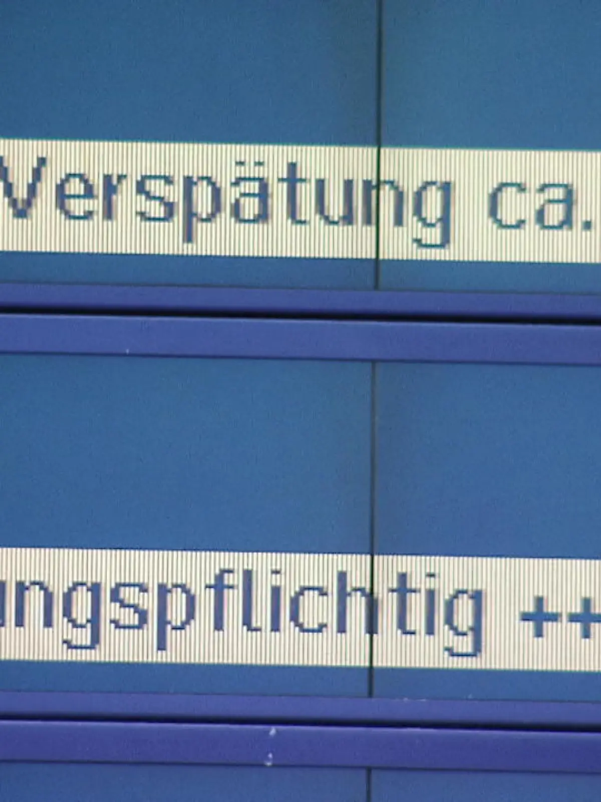 Gute und schlechte Neuigkeiten gibt es von der Deutschen Bahn: Zuerst die Gute: Seit das 9-Euro Ticket eingeführt wurde, gibt es in Deutschland weniger Schwarzfahrer. Die Zahl ist nach Angaben der Bahn von Mai bis Juni  um ein Drittel gesunken. Und jetzt noch die schlechte Nachricht:  Die Verspätungen bei den Zügen haben massiv zugenommen. Aber warum  eigentlich? Und gibt es eine Chance auf Besserung ? Die Zusammenfassung im Video.