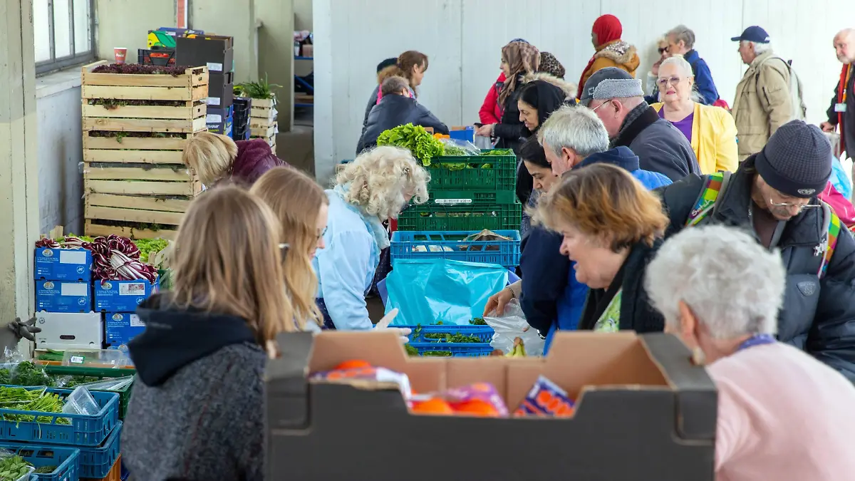Im Rahmen der Aktion KAUF LOKAL schließen sich Männermode-Spezialist Hirmer und die Münchner Suppenküche zusammen, um gemeinsam mit der Münchner Tafel lokal zu helfen. Freiwillige Mitarbeiter der beiden Unternehmen geben gemeinsam mit den freiwilligen Helfern der Münchner Tafel auf deren Gelände warme Suppe der Münchner Suppenküche sowie Kleiderspenden an Bedürftige aus in München / Datum: 22.03.2019 / *** As part of the KAUF LOKAL campaign, mens fashion specialist Hirmer and the Münchner Suppenküche join forces to provide local help together with the Münchner Tafel Volunteers from the two companies, together with volunteers from the Münchner Tafel, donate warm soup from the Münchner Suppenküche and clothing to needy people in Munich Date 22 03 2019  